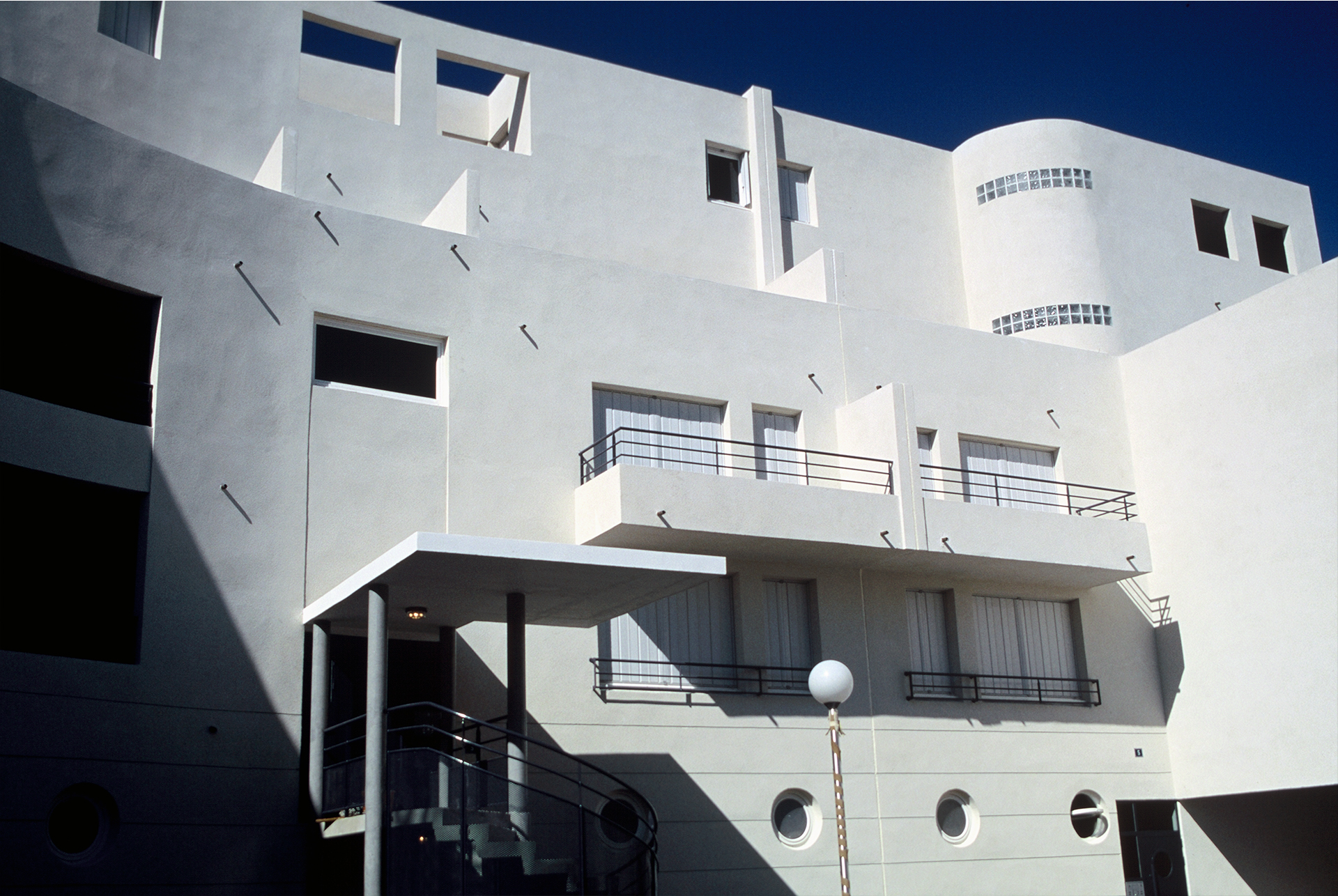 LA PIERRE BLANCHE LOGEMENTS COMMERCES PARKINGS AVIGNON 1987-1991