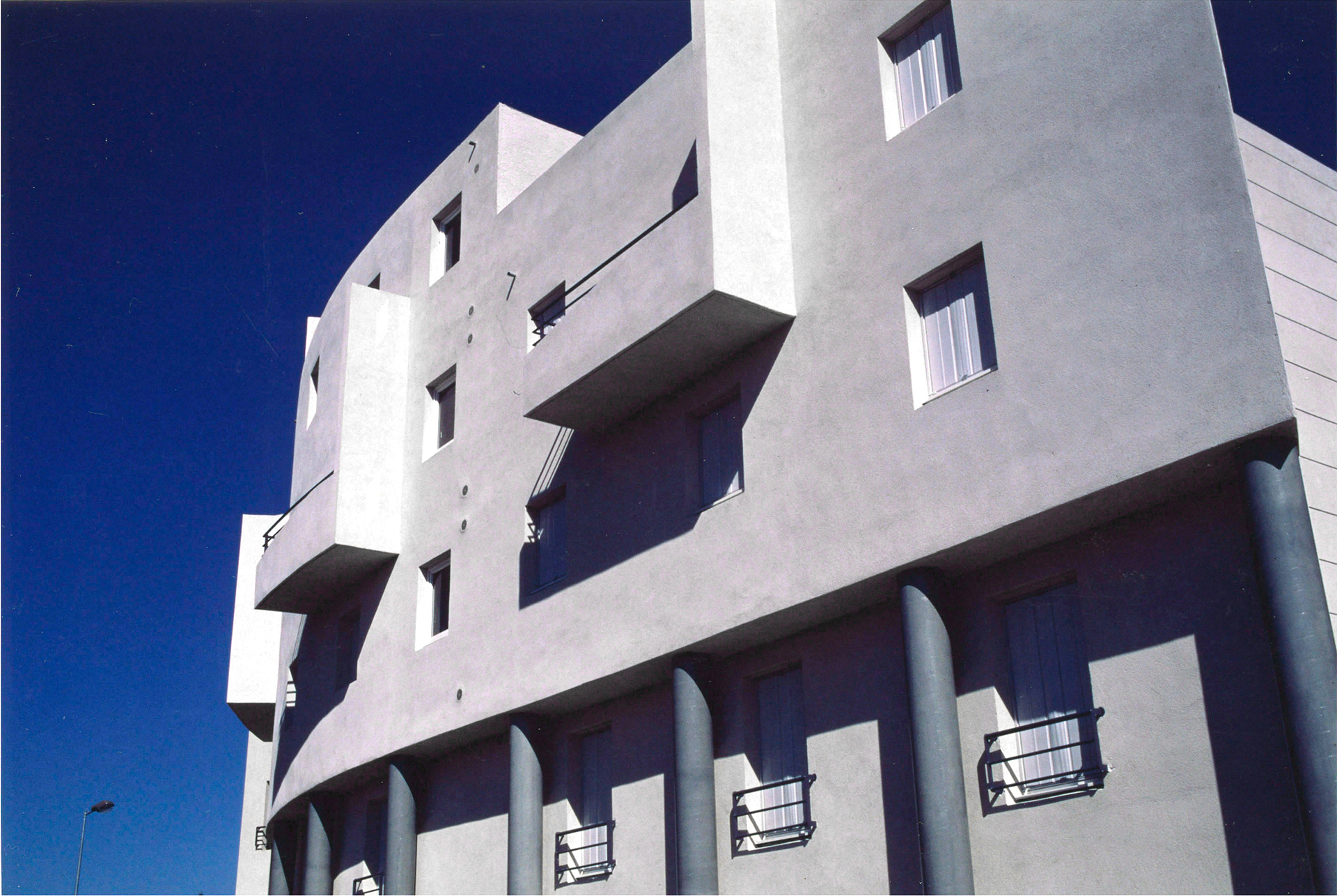 LA PIERRE BLANCHE LOGEMENTS COMMERCES PARKINGS AVIGNON 1987-1991