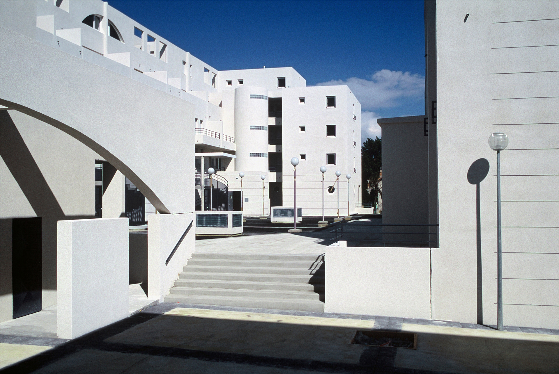 LA PIERRE BLANCHE LOGEMENTS COMMERCES PARKINGS AVIGNON 1987-1991