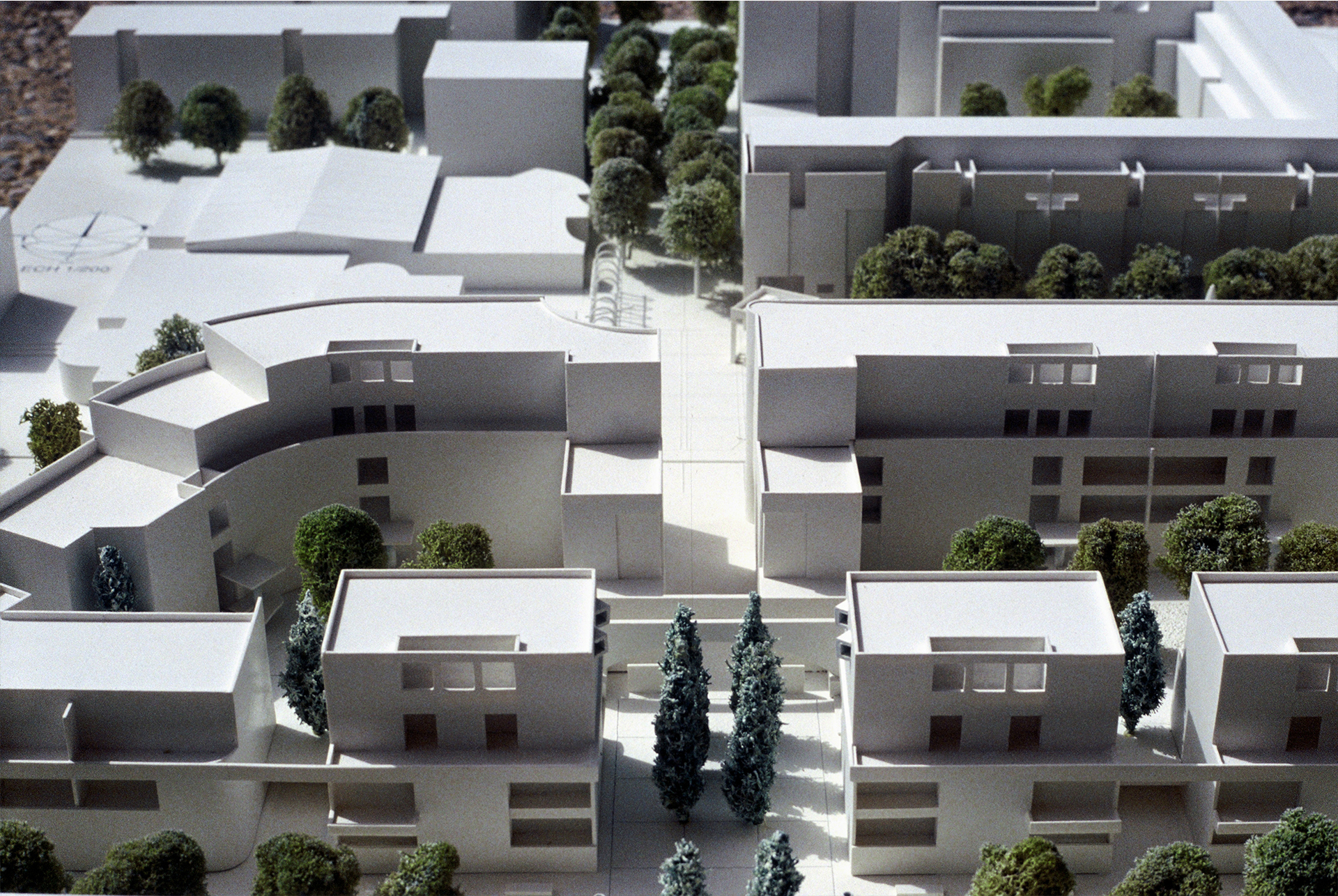 LA PIERRE BLANCHE LOGEMENTS COMMERCES PARKINGS AVIGNON 1987-1991