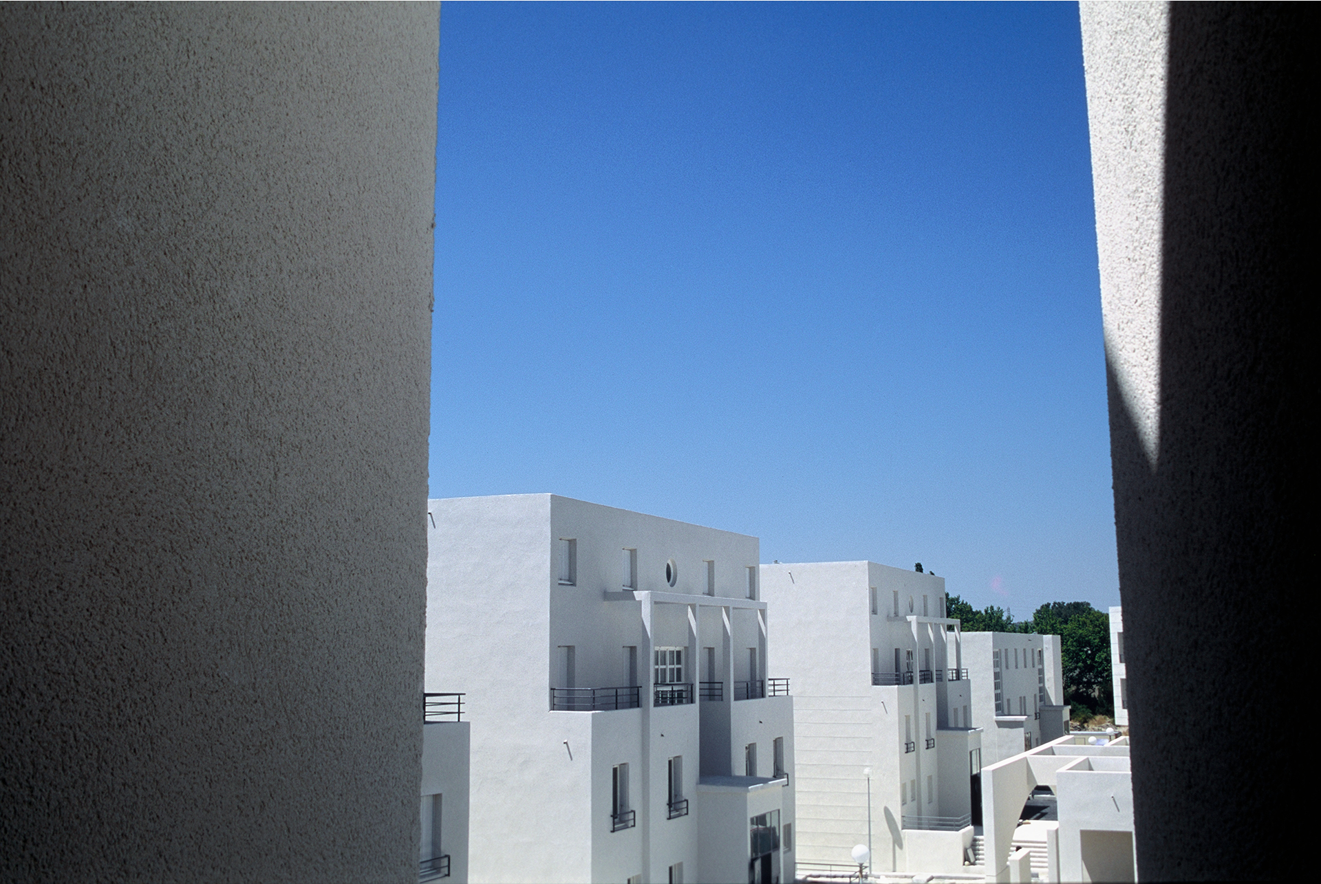 LA PIERRE BLANCHE LOGEMENTS COMMERCES PARKINGS AVIGNON 1987-1991