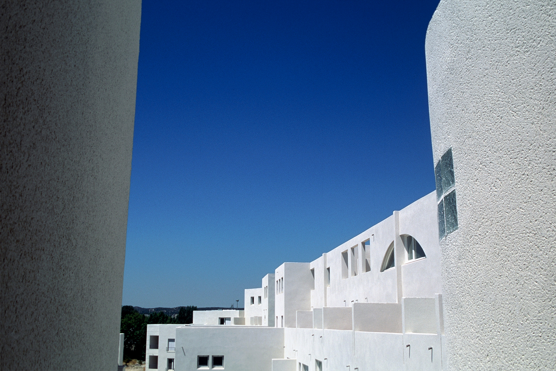 LA PIERRE BLANCHE LOGEMENTS COMMERCES PARKINGS AVIGNON 1987-1991