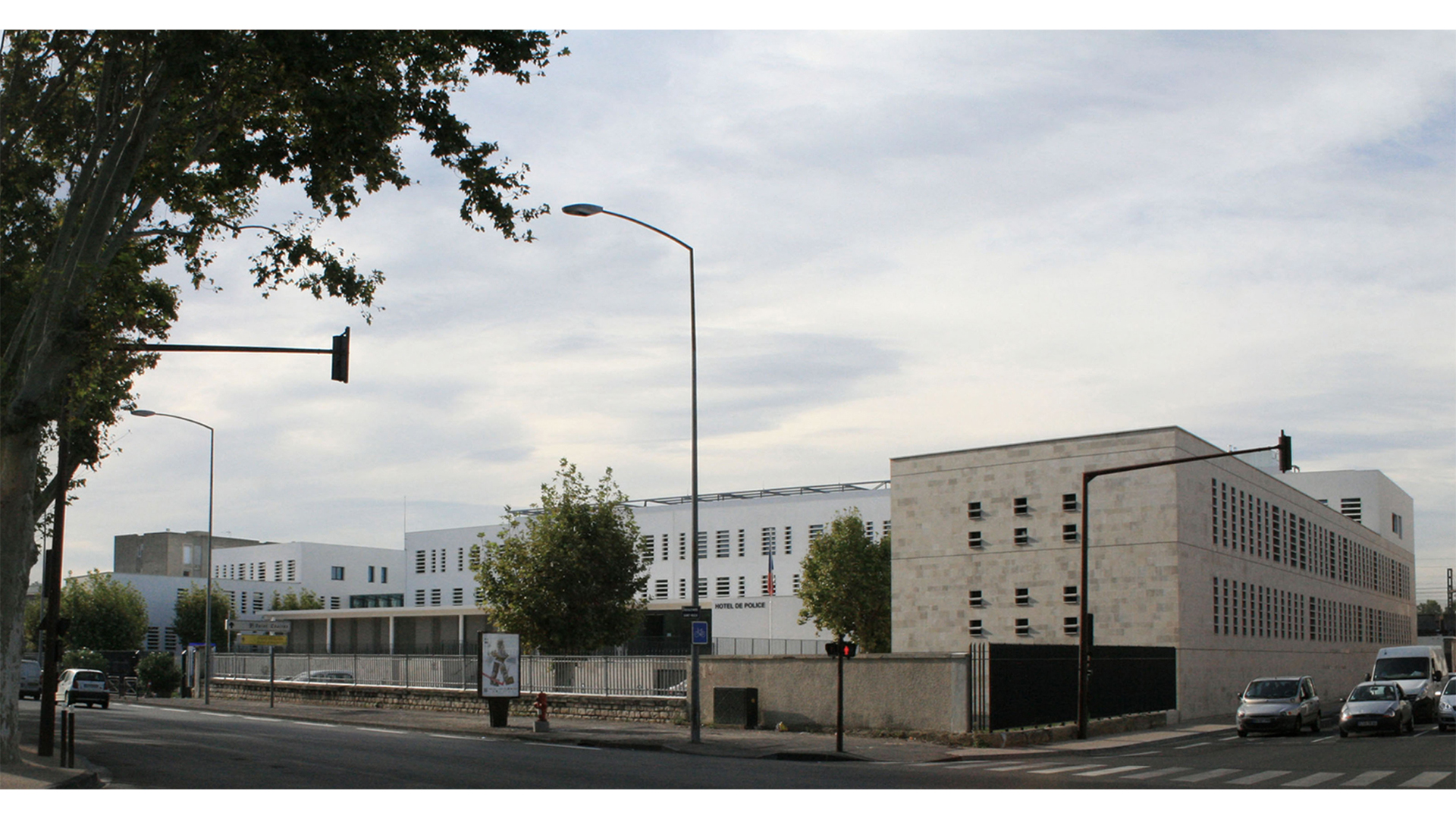 NOUVEL HOTEL DE POLICE D’AVIGNON ET PARKING PHOTOVOLTAÏQUE 2002 - 2012