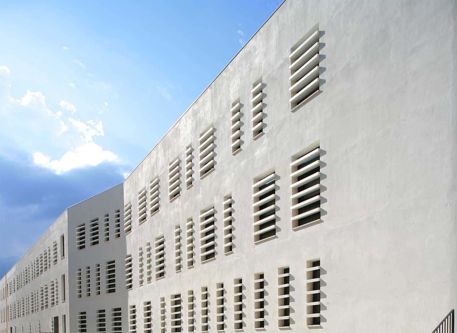 NOUVEL HOTEL DE POLICE D’AVIGNON ET PARKING PHOTOVOLTAÏQUE 2002 - 2012