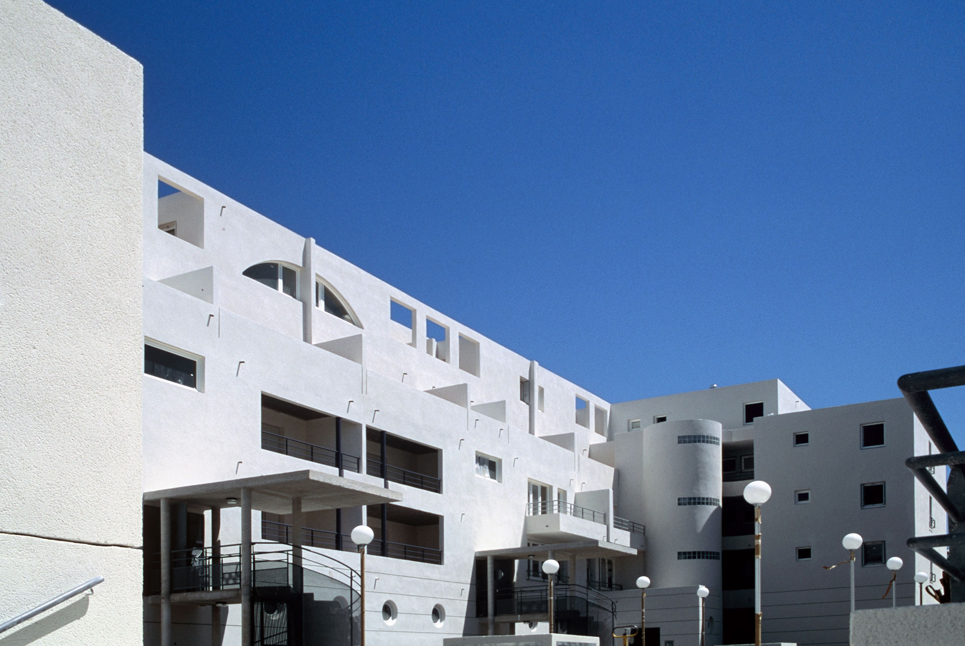 LA PIERRE BLANCHE LOGEMENTS COMMERCES PARKINGS AVIGNON 1987-1991